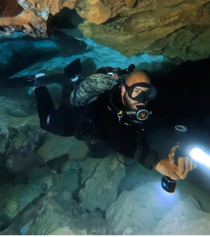 Rafa buceando en cueva